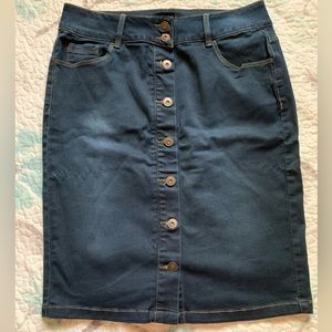 🥰Tribal denim skirt, 8, EUC, buttons up the front, pockets in the front and back